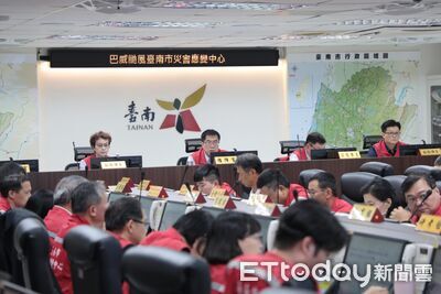 巴威颱風逼近台南宣布11日停班停課！　黃偉哲坐鎮應變中心全面戒備