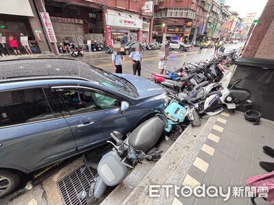 三重73歲翁轉彎失控!連撞腳踏車、賓士車 再衝向路邊狂掃9機車