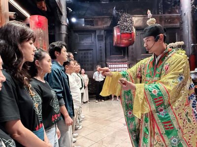 楊子儀取得道士資格!新身份正一派「三穗道長」 披道袍親現身朝天宮執法
