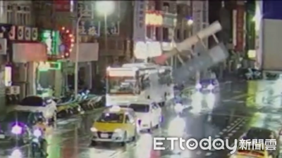 三重招牌颱風夜重砸落地!小客車「緊急剎停」驚險閃避畫面曝