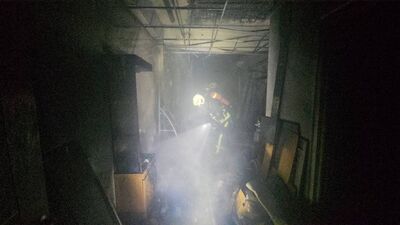 彰化透天颱風夜起火!巴威強風助燃...5樓往下延燒2層濃煙狂竄