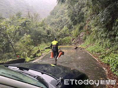 新竹尖石道路坍方！大量土石滑落「電桿斷裂倒塌」　雙向完全受阻