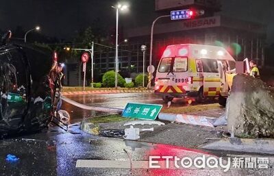 嘉義大雨疑視線不良黑車自撞!標示桿遭鏟倒...男駕駛斷牙濺血