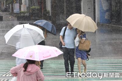 全台天氣不穩!南部「整片紫爆」 粉專示警:炸雨到下周一