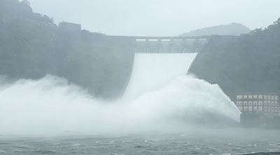 巴威豪雨水位持續上升!石門水庫相隔618天再度洩洪 壯觀畫面曝