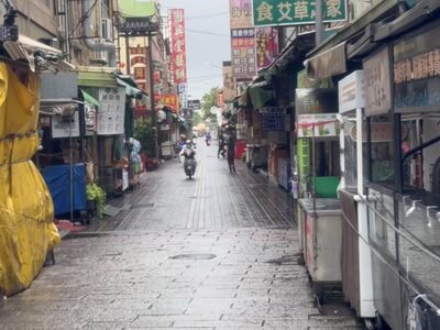 巴威清場！鹿港老街變空城畫面曝　「蚵煎一條街」頂強風迎客