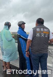 北港大橋傳落水!消防員風雨中搜救 議員參選人連手企業送肉包