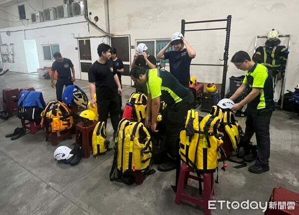 ▲巴威颱風逼近入夜風雨增強 基隆消防籲提早做好防颱準備。（圖／記者郭世賢翻攝）