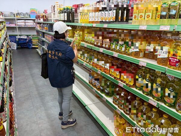 ▲▼高雄市衛生局稽查人員持續於超市等通路查察，阻絕問題產品於市面流通。（圖／記者賴文萱翻攝）