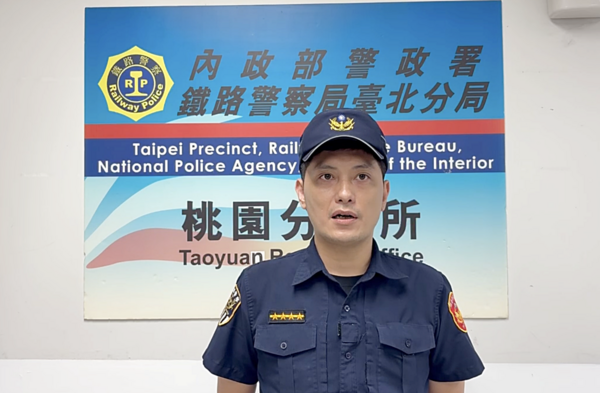 ▲鐵路警察局桃園分駐所所長沈峰名說明，中壢區遠東路平交道女騎士闖越平交道違規處理。（圖／鐵路警察局提供）