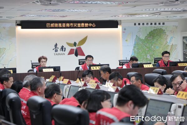 ▲台南市長黃偉哲10日坐鎮災害應變中心，主持巴威颱風第2次工作會報。（記者林東良翻攝，下同）
