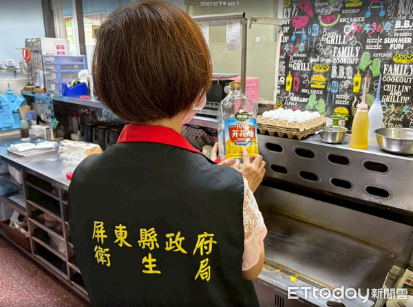 ▲屏東縣衛生局人員持續擴大追查問題油品及產品              。（圖／屏東縣政府衛生局提供）
