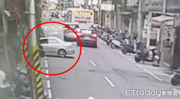 ▲越南移工撞毀4機車落跑 基隆警火速逮人。（圖／記者郭世賢翻攝）