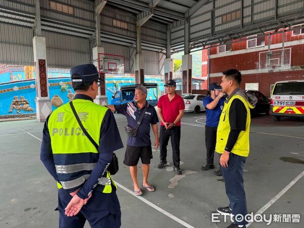 ▲中颱巴威逼近，枋寮警方迅速動員協助撤離。（圖／記者陳崑福翻攝）