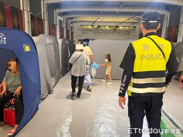 ▲中颱巴威逼近，枋寮警方迅速動員協助撤離。（圖／記者陳崑福翻攝）