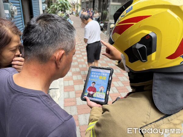 ▲台南市東區裕農路一處住宅因煮食不慎產生大量濃煙，消防人員獲報到場處理。（記者林東良翻攝，下同）