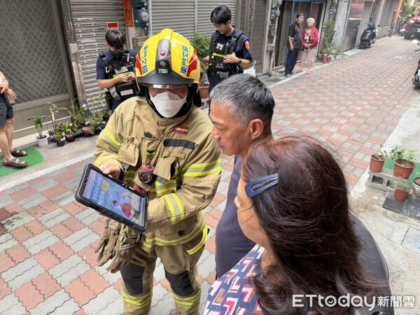 ▲台南市東區裕農路一處住宅因煮食不慎產生大量濃煙，消防人員獲報到場處理。（記者林東良翻攝，下同）