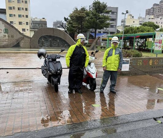 ▲彰化市長林世賢一早清淤協助倒塌路樹。(圖/林世賢提供)