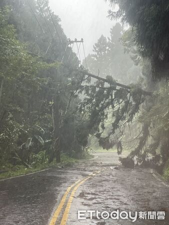 ▲竹山、鹿谷地區因受巴威颱風影響造成零星停電，台電已積極調浱人力搶修中。（圖／記者高堂堯翻攝）