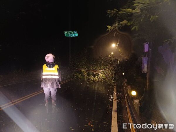 ▲新北石碇北宜公路26.7K處，路樹被強颱吹倒橫跨道路。（圖／記者陸運陞翻攝）