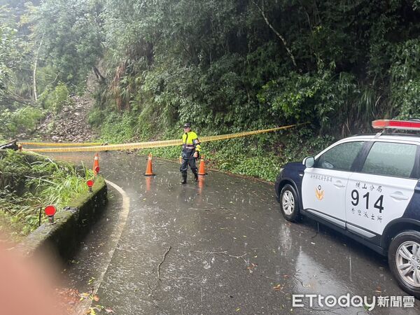 ▲新竹縣尖石鄉道路邊坡土石坍方。（圖／記者楊永盛翻攝，下同）