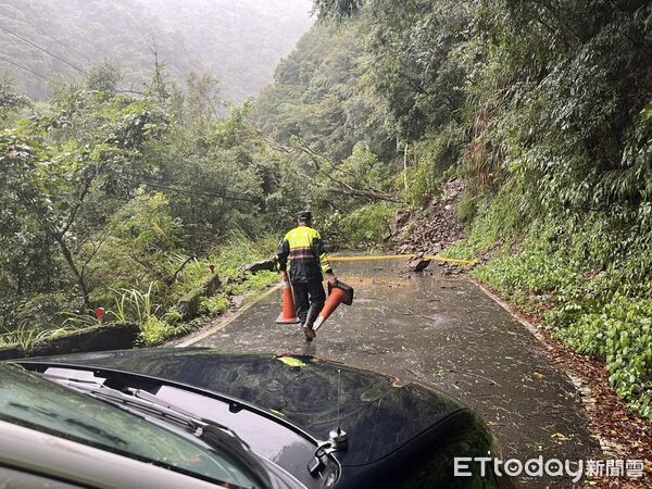▲新竹縣尖石鄉道路邊坡土石坍方。（圖／記者楊永盛翻攝，下同）