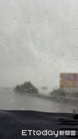 ▲車輛於國道3號草屯路段打滑失控。（圖／Threads網友jie12100授權提供）