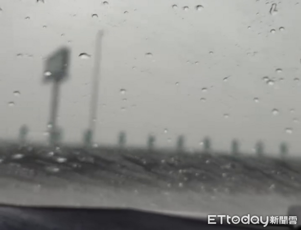 ▲車輛於國道3號草屯路段打滑失控。（圖／Threads網友jie12100授權提供，下同）