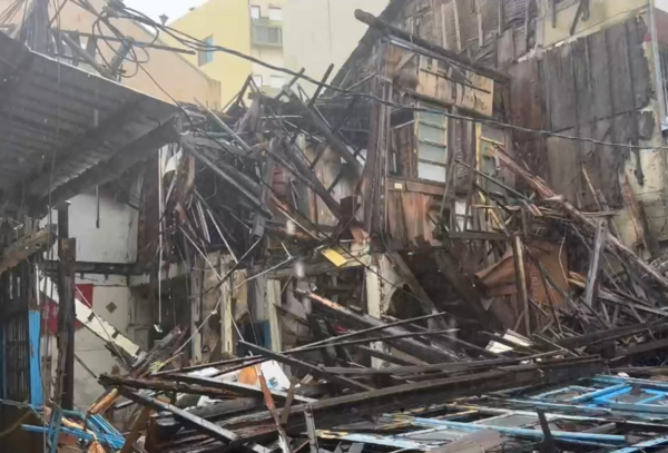 ▲彰化市民族路一間老舊木屋倒塌。（圖／記者唐詠絮翻攝）