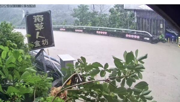 ▲苗栗縣泰安鄉苗62線部份路面遭洪水淹沒，並有巨石阻擋，交通中斷。（圖／縣議員劉美蘭提供）