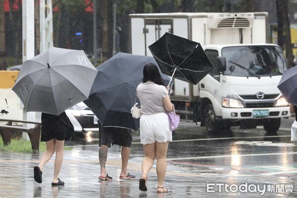 ▲▼ 受巴威颱風外圍環流影響，間歇性大雨、颱風配圖、大雨特報、雷雨特報、下雨、行人、撐傘 。（圖／記者劉耿豪攝）