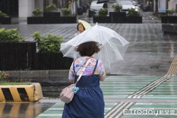 ▲▼ 受巴威颱風外圍環流影響，間歇性大雨、颱風配圖、大雨特報、雷雨特報、下雨、行人、撐傘 。（圖／記者劉耿豪攝）