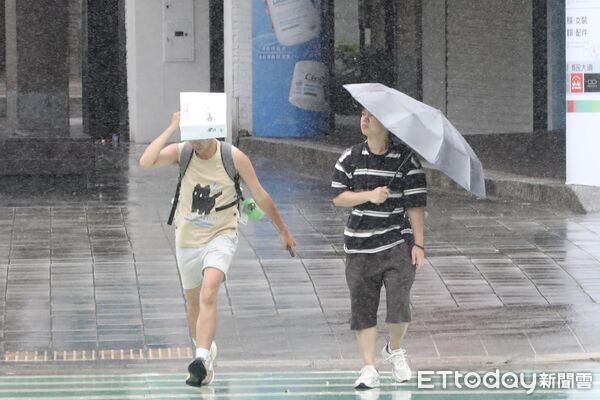 ▲▼ 受巴威颱風外圍環流影響，間歇性大雨、颱風配圖、大雨特報、雷雨特報、下雨、行人、撐傘 。（圖／記者劉耿豪攝）