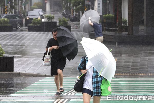 ▲▼ 受巴威颱風外圍環流影響，間歇性大雨、颱風配圖、大雨特報、雷雨特報、下雨、行人、撐傘 。（圖／記者劉耿豪攝）