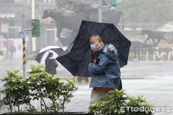 ▲▼ 受巴威颱風外圍環流影響，間歇性大雨、颱風配圖、大雨特報、雷雨特報、下雨、行人、撐傘 。（圖／記者劉耿豪攝）