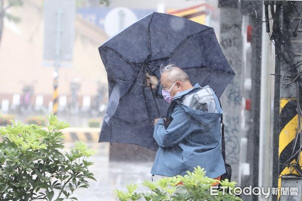 ▲▼ 受巴威颱風外圍環流影響，間歇性大雨、颱風配圖、大雨特報、雷雨特報、下雨、行人、撐傘 。（圖／記者劉耿豪攝）