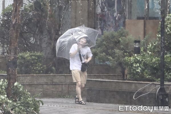 ▲▼ 受巴威颱風外圍環流影響，間歇性大雨、颱風配圖、大雨特報、雷雨特報、下雨、行人、撐傘 。（圖／記者劉耿豪攝）