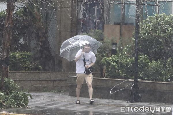 ▲▼ 受巴威颱風外圍環流影響，間歇性大雨、颱風配圖、大雨特報、雷雨特報、下雨、行人、撐傘 。（圖／記者劉耿豪攝）