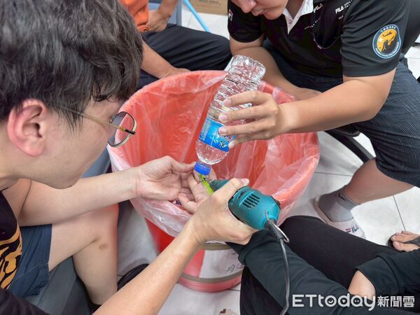 ▲▼消防員用切割機並持續噴水降溫順利取下戒指。（圖／花蓮消防局提供，下同）