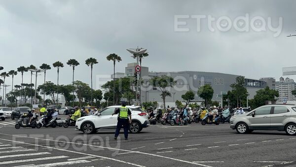 ▲高雄夢時代12點營業，機車、汽車、人流全部湧現             。（圖／記者吳奕靖攝）