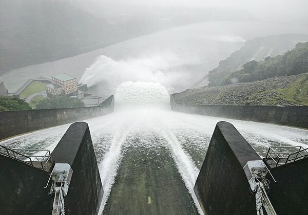 ▲巴威颱風帶來豪大雨，石門水庫水位仍持續上升中，北水分署於今天上午11時許開啟溢洪道洩洪。（圖／北水分署提供）