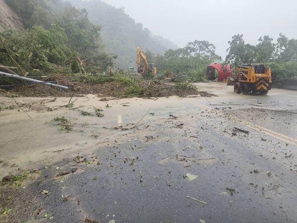 ▲台3線苗栗大湖和卓蘭路段，發生邊坡竹林和路樹崩落，交通一度中斷，相關單位搶通中。（圖／記者楊永盛翻攝）