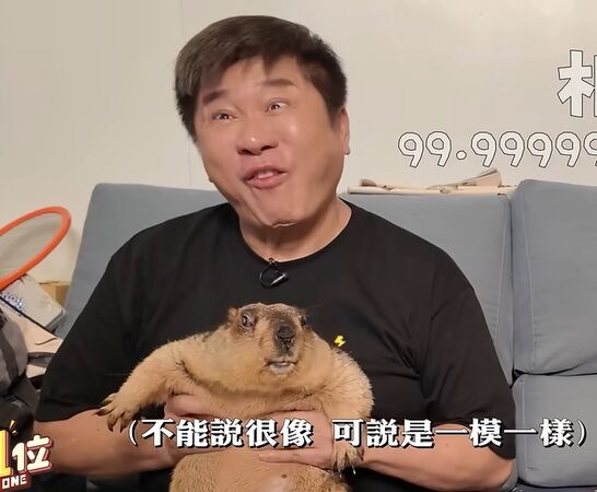 ▲胡瓜親自嘗試餵食鱷魚。（圖／下面一位）