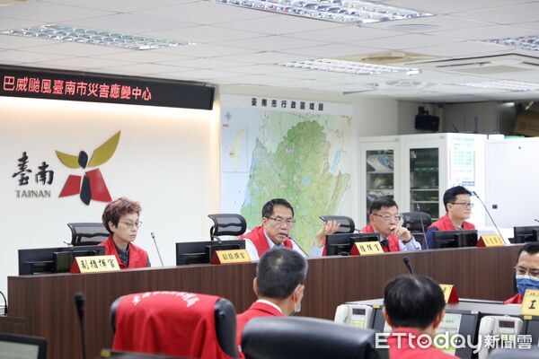 中度颱風巴威外圍環流持續影響台南，市長黃偉哲11日上午坐鎮台南市災害應變中心，主持第三次工作會報。（記者林東良翻攝）
