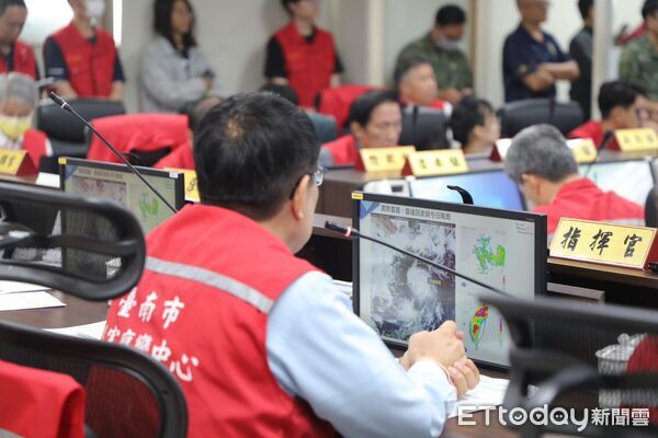 中度颱風巴威外圍環流持續影響台南，市長黃偉哲11日上午坐鎮台南市災害應變中心，主持第三次工作會報。（記者林東良翻攝）
