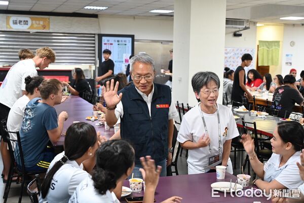 ▲▼宜蘭代理縣長林茂盛加菜慰問童玩藝節外國團隊。（圖／記者游芳男翻攝，下同）