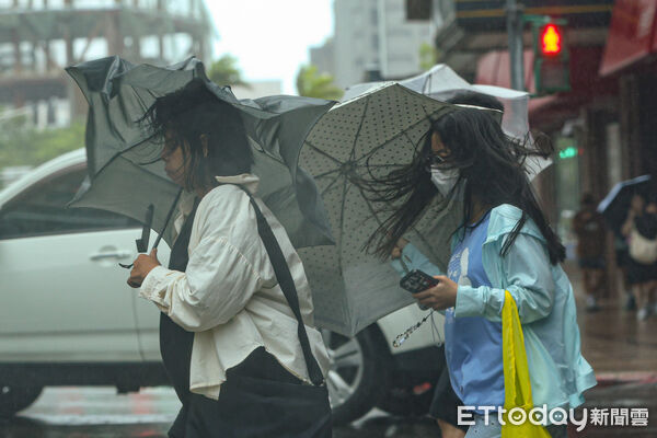 ▲巴威颱風挾帶強大風雨，北市民眾冒險出門。（圖／記者林敬旻攝）