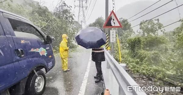 ▲巴威來襲，台8線路樹倒塌，居民鋸樹協助淨空車道。（圖／記者李陳信得翻攝，下同）