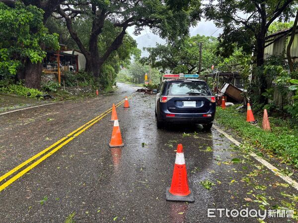 ▲枋寮警方會同公路局清除倒塌路樹。（圖／記者陳崑福翻攝）
