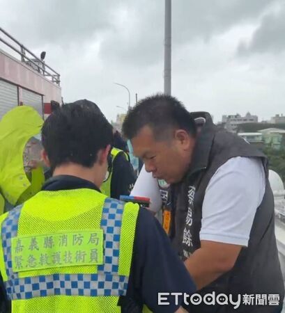 ▲▼   大雨無阻溫情！北港大橋傳民眾落水 縣議員參選人呂文正攜手企業送熱肉包挺警消    。（圖／記者翁伊森翻攝）